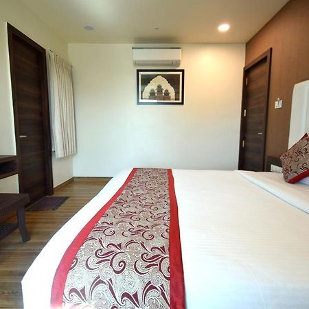 Hotel Fun Park Sanand Екстер'єр фото