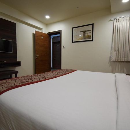 Hotel Fun Park Sanand Екстер'єр фото