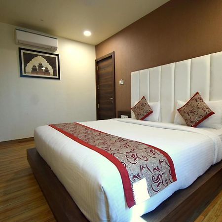 Hotel Fun Park Sanand Екстер'єр фото