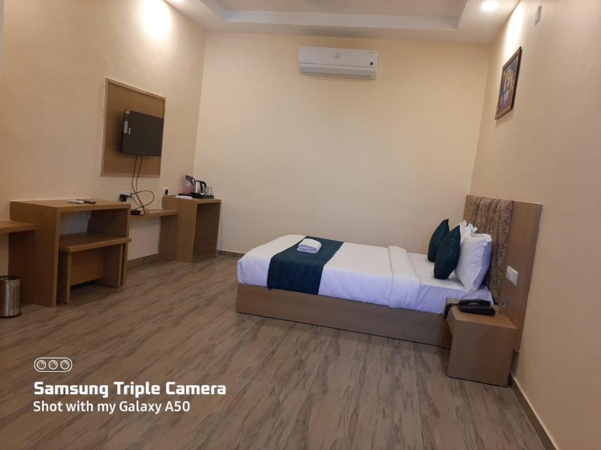 Hotel Fun Park Sanand Екстер'єр фото