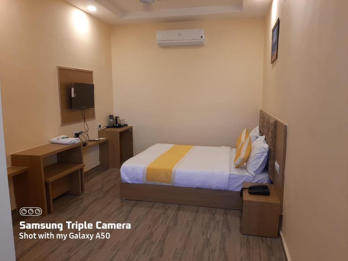 Hotel Fun Park Sanand Екстер'єр фото