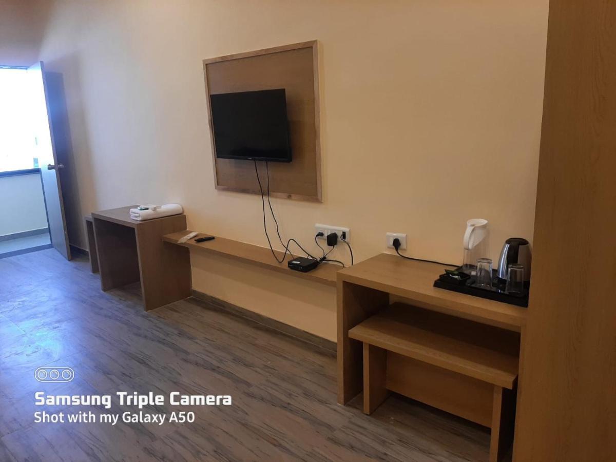 Hotel Fun Park Sanand Екстер'єр фото