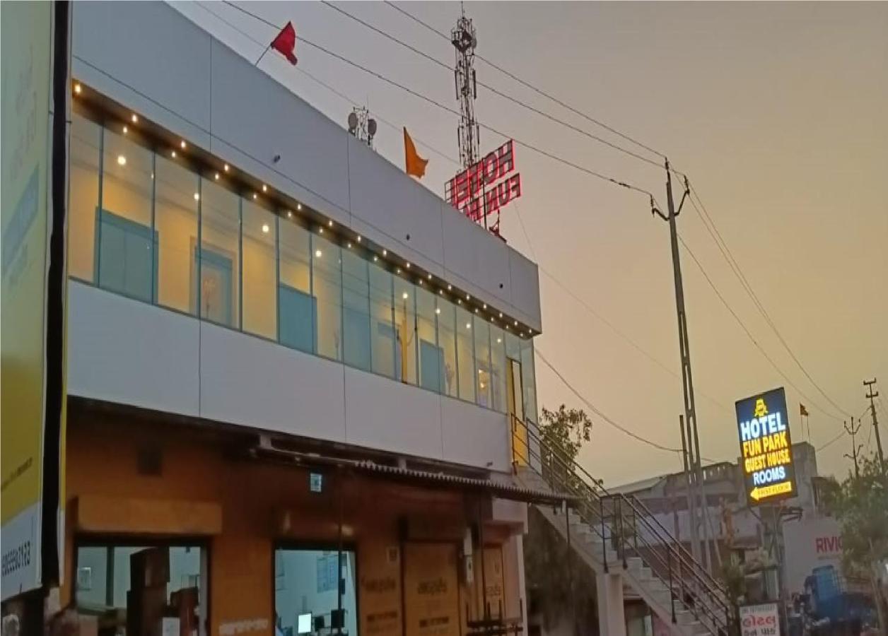 Hotel Fun Park Sanand Екстер'єр фото
