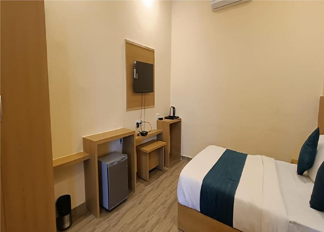 Hotel Fun Park Sanand Екстер'єр фото