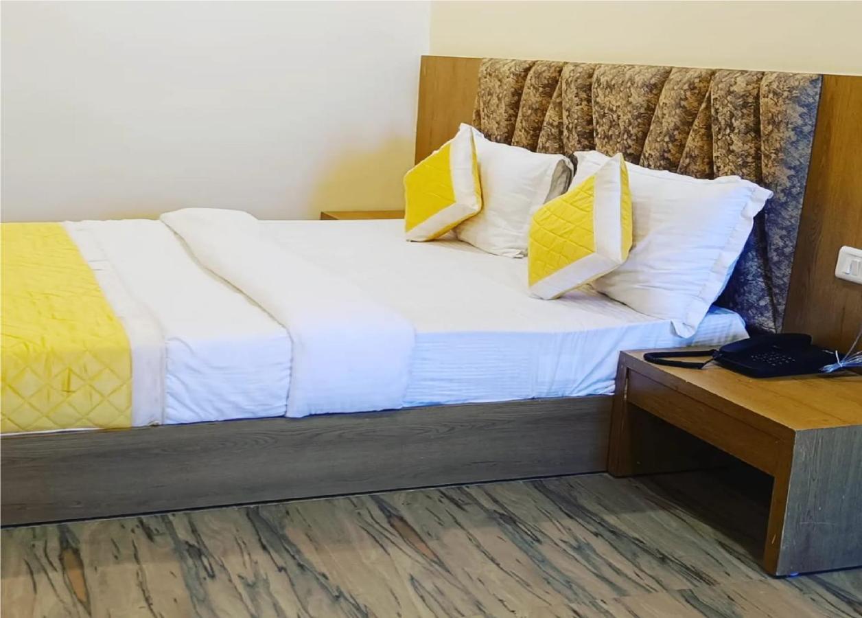 Hotel Fun Park Sanand Екстер'єр фото