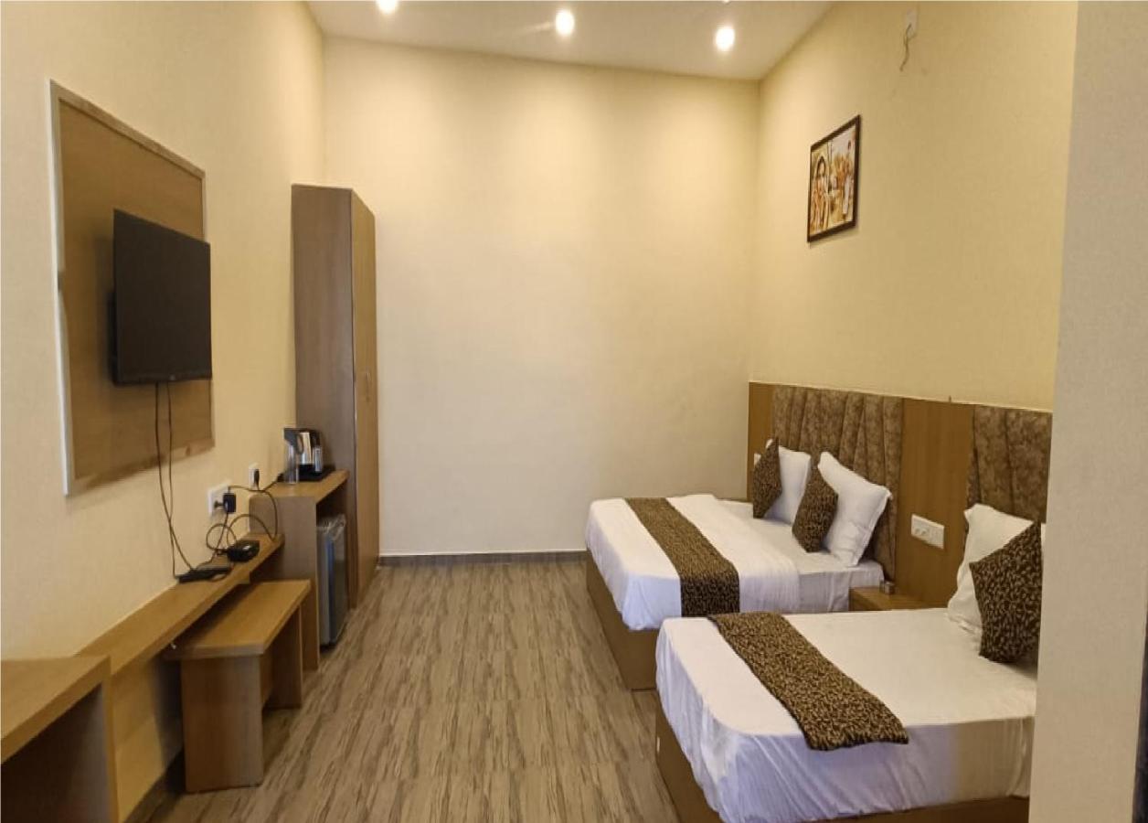 Hotel Fun Park Sanand Екстер'єр фото