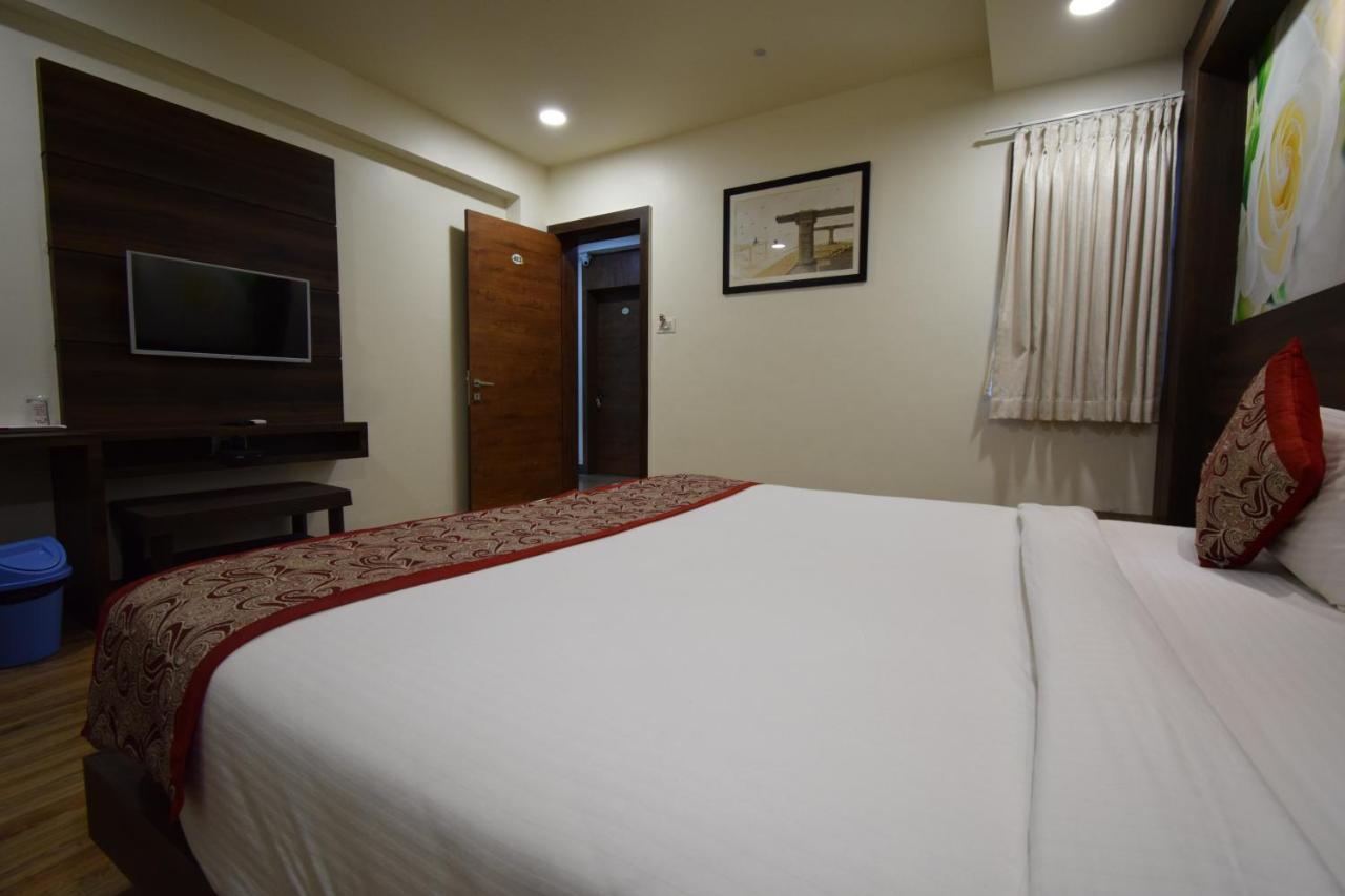 Hotel Fun Park Sanand Екстер'єр фото
