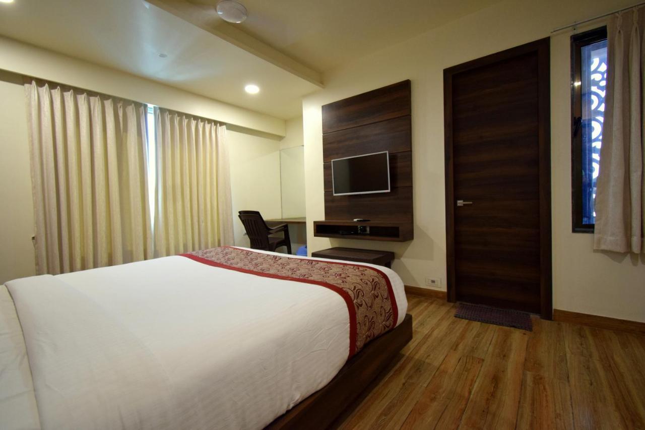 Hotel Fun Park Sanand Екстер'єр фото