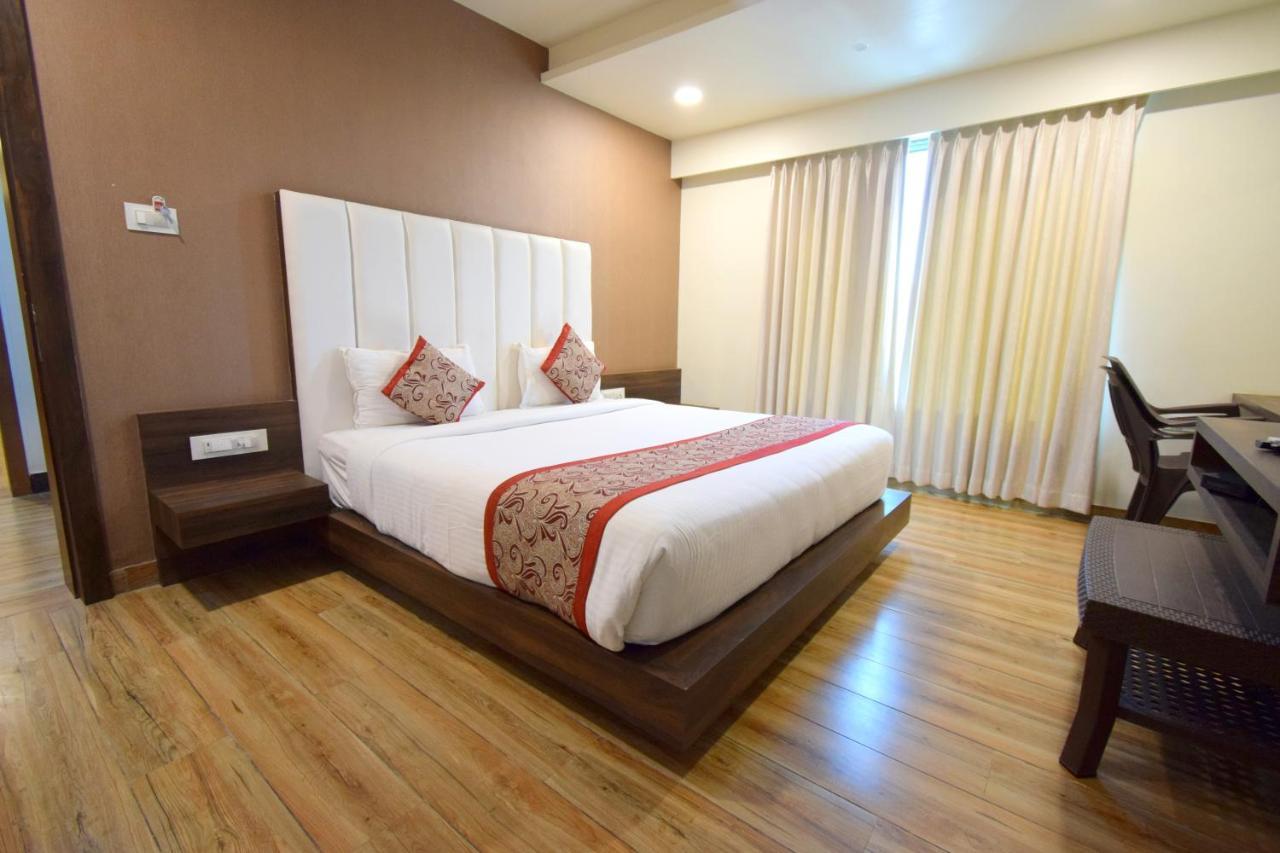 Hotel Fun Park Sanand Екстер'єр фото