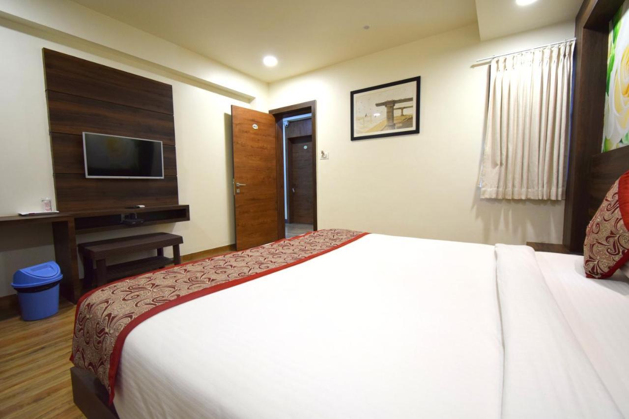 Hotel Fun Park Sanand Екстер'єр фото