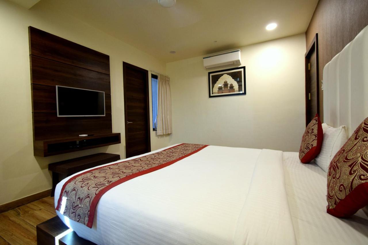 Hotel Fun Park Sanand Екстер'єр фото