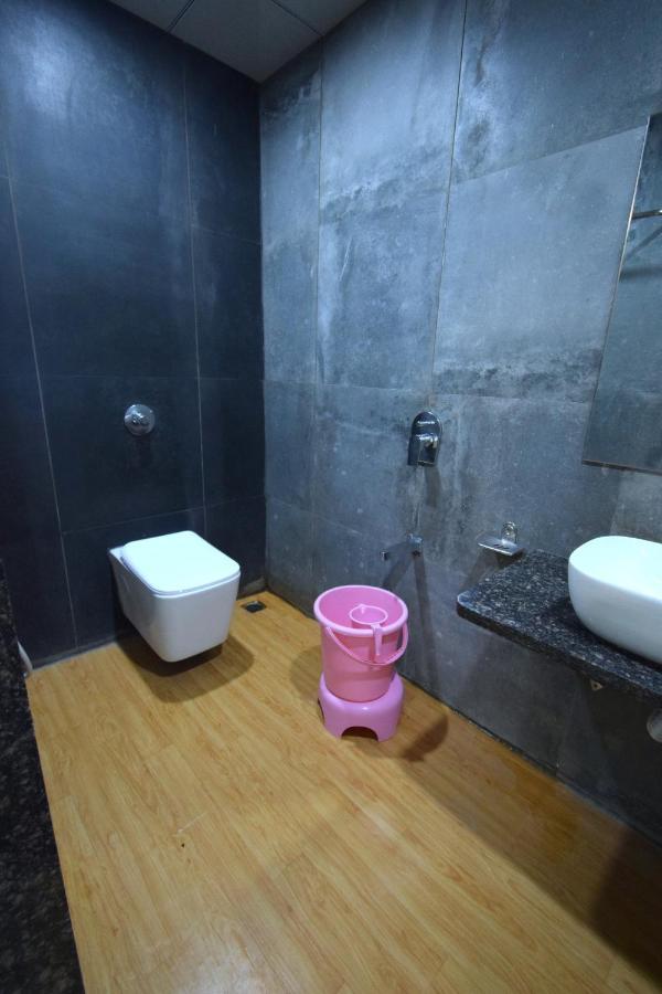 Hotel Fun Park Sanand Екстер'єр фото